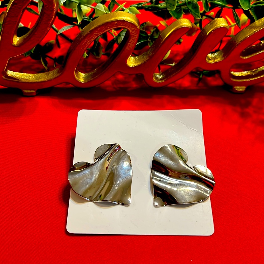 Beautiful silver heart earring